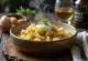 Russiske pelmeni med kylling serveret med creme fraiche
