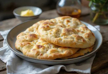 Tunnbröd med rugmel, friskbagte, let brunede fladbrød på et fad