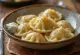 Russisk pelmeni med oksekød serveret med creme fraiche