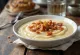 Cremet kartoffelsuppe med bacon serveret