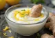 Honning-ingefær yoghurtdressing i skål, serveret med friske grøntsager