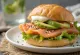 Bao bun med laks og avocado serveret