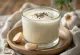 Et glas probiotisk hvidløg-peber kefir i form af en lys, salt drik