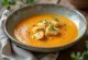 Gulerods-blomkålscremesuppe anrettet med grønt drys