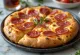 Salami focaccia serveret