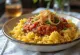 Klassisk Koshari, egyptisk ret af ris, linser og makaroni i rig tomatsauce