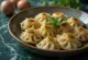 Russisk vegetarisk pelmeni serveret med creme fraiche