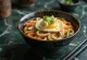 Gomoku udon med grøntsager og kød, serveret med æg
