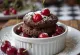 Chokoladesoufflé med kandiserede kirsebær serveret