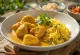 Kyllingecurry med krydrede ris serveret