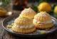 Krumkake med citroncreme serveret, sprød dej med frisk citroncreme