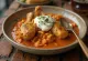 Kyllingepaprikash med creme fraiche serveret