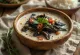 Tenga roselle suppe, serveret med koriander