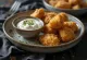 Kyllingenuggets med hvidløgsyoghurt