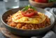 Omurice med æg, stegt kylling, tomat og persille