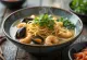 Haemul kalguksu, koreanske nudler med skaldyr og sojasaucebaseret suppe