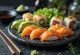 Sushi serveret med sojasauce og ingefær