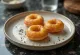 Shalgam doughnut serveret med sort radise