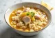 Arroz Caldo med ristede ris, rig på ris og kyllingestykker, frisk koriander