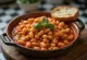 Gigantes plaki med tomatsauce, serveret med persille og frisk brød