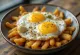 Yuca frita med spejlæg, serveret med friskkværnet peber