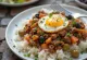 Picadillo med æg, serveret med frisk koriander