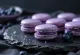 Macarons med blåbær og marcipan serveret