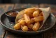 Churro-bidder vendt i kanelsukker, serveret med chokoladesauce