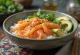 Chirashi-skål serveret med røget laks og friske grøntsager