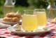 Grøn te-hvidløgs kombucha drik i gennemsigtigt glas, lys gullig fermenteret te
