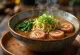Ramen nudler med stegt pølse, serveret med æg og grøntsager