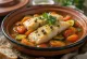 Klassisk tagine med fisk, serveret med rige grøntsager og friske krydret sauce