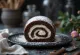 Bolo de Rolo med fløde, pyntet med flormelis