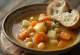 Puchero valenciano serveret med rodfrugter og kikærter med friske grøntsager