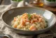 Risotto med laks, rig cremet risotto, pyntet med stegte laksestykker og persille