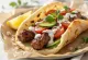 Kebab i pita serveret