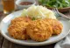 Menchi Katsu med kål, stegt kødbøf i sprød panering serveret med kålsalat