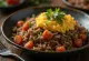 Nasi Goreng med Tomat, serveret med rige krydderier og frisk tomat