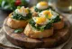 Bruschetta med æg og spinat serveret frisk
