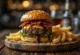 Hamburger serveret med BBQ-sauce
